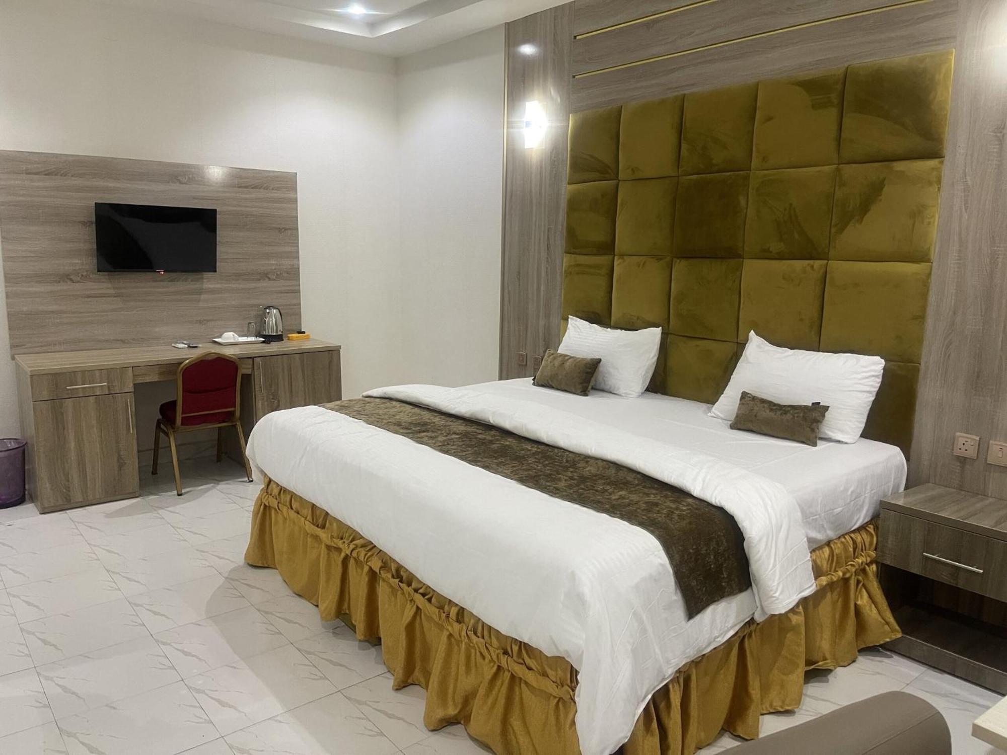 Murphy'S Mansion Resort Umuahia Buitenkant foto