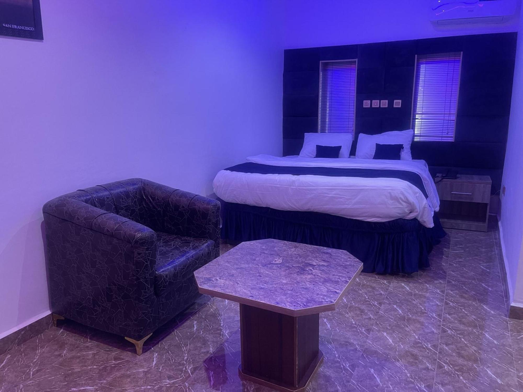 Murphy'S Mansion Resort Umuahia Buitenkant foto